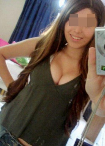 Fille voulant donner son numéro de portable à un français musclé pour un plan sexe sur Maisons-Alfort